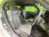 【専用スポーツシート】ホールド性に優れ、カーブ時の体が流れを抑制してくれます。また、体にフィットするから腰や背中が疲れにくく、ロングドライブや高速走行でも快適にお過ごしいただけます♪