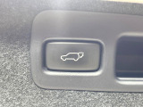 【パワーバックドア】スマートキーや運転席のボタンを押すだけでリアゲートが自動で開閉します!荷物を持っている時や、高い位置にあるバックドアを閉める際に便利な機能です♪