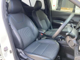 適度なホールド感で運転しやすいフロントシートです☆もちろんプロによるクリーニング済みで気持ちよく運転していただけます。