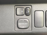【電動格納ミラー】サイドミラーは電動格納式となっており、狭い駐車場でもキズがつくリスクを抑えられます。