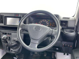 運転席まわりです。 各操作スイッチは使いやすい位置に配置されてます。