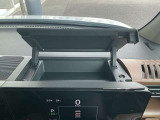 インスト運転席アッパーボックス。運転席前にサングラスなどを収納できます。