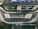 【オートエアコン】一度お好みの温度に設定すれば、車内の温度を検知し風量や温度を自動で調整。暑い&hellip;寒い&hellip;と何度もスイッチ操作をする必要はありません。快適な車内空間には必須の機能ですね♪