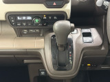 CVT車のセレクトレバーです。低速から高速まで、変速ショックのないスムーズな走りを実現するとともに、エンジン効率のよい領域を維持することで燃費にも貢献します。