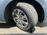 15インチの純正スチールホイールを履いています。185/65R15サイズのタイヤです。