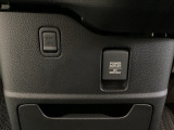アクセサリーソケットはUSBのアダプターなどをつければ、スマホの充電にも使えます。周辺には物が置けるボックスがついています。