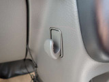 助手席側にはフックがございますのでお荷物を引っかける事が可能です!
