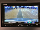 【バックカメラ】運転が苦手な方も車庫入れラクラクです!ギアをリバースに入れれば自動的に切り換わりますので、面倒な操作は不要です♪狭い駐車場もお車を傷つけず安心ですね!