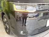 【LEDヘッドライト】悪天候や夜間走行時も良好な視界を確保し安心して運転できる高輝度LEDヘッドライトを装備!点灯速度が早く、消費電力も抑えられています。