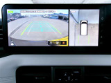 車庫入れが不安な方必見です!白線や車間を空から見下ろしたような画像で一目で分かって車庫入れも安心。周囲に動くものがあれば表示とブザーでお知らせしてくれるのでさらに安心です。