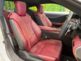 【専用スポーツシート】ホールド性に優れ、カーブ時の体が流れを抑制してくれます。また、体にフィットするから腰や背中が疲れにくく、ロングドライブや高速走行でも快適にお過ごしいただけます♪
