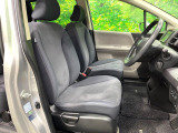 運転席まわりには十分なスペースがあり、大柄な方でもゆったり運転していただける環境です。