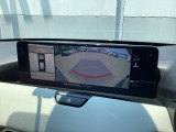 狭い場所での駐車やすれ違いなどでより的確な運転操作に役立つ360&deg;ビューモニターが装備されています。