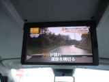 後席フリップダウンモニター装備でゆったりくつろげる快適空間です☆長距離ドライブの時など、後部座席に乗っている人も快適にすごせますね♪