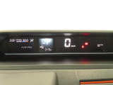 デジタルメーターのレイアウトを最適化しました。運転時のストレスを軽減し安全・安心な運転へ貢献します。