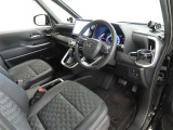 シンプルで使いやすいデザインの運転席です。
