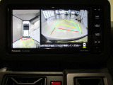 パノラミックビューモニター付きです。車両を上から見たような映像をディスプレイ画面上に表示。運転席からの目視だけでは見にくい、車両周辺の状況をリアルタイムでしっかり確認できます。
