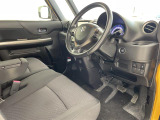 【運転席】座り心地が良いシートなので長時間の運転でも快適にお過ごしいただけます。新品のフロアマットのご注文も可能です。掲載箇所以外にご希望の写真がございましたらお気軽にお問い合わせ下さい。