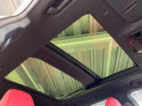 【パノラマルーフ】大型のガラスルーフ搭載で車内の解放感が一気にアップ!開放的なドライブをお楽しみいただけます。