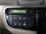 【オートエアコン】温度を設定すれば自動で快適な車内温度を保ちます。エアコン内部の高性能脱臭フィルターで車内のアレルゲンや花粉を除去。