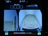 ■リヤビューカメラの映像です。ステアリング連動ガイドラインが、後退時の予想進路を表示し、運転のサポートを致します。