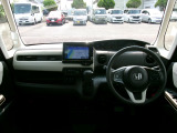 大きなフロントガラスで広々とした視界の運転席まわりです。