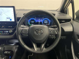 3本スポークステアリング!ステアリングスイッチ付!音量調整やメーター内インフォメーションの操作、全車速追従機能レーダークルーズコントロールの操作などが可能!ステアリングヒーター付!