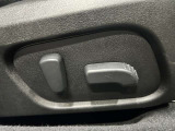 【パワーシート】電動でシートポジションの変更が可能です。手動式より細かくシート設定が可能ですのでより快適な姿勢でドライブを楽しんで頂けるでしょう。