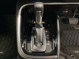 「e:HEV」は、モーター走行を中心にしながら電気エネルギーやエンジン動力を最も効率よく使い分けることができる賢いハイブリッドシステムです。サイドブレーキはスイッチ操作の電子制御パーキングブレーキです