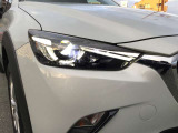 ALH機能付きLEDヘッドライト。対向車にまぶしい思いをさせずに自分は明るい視界を確保できます。