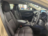 運転席の画像です。足元やシートまわりに余裕があり、リラックスした姿勢で運転が可能です。視界も良好で操作系へのアクセスもしやすく、快適で安心感のあるドライブをサポートします。