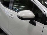 対向車や歩行者が認識しやすいサイドターンランプ付カラードドアミラー