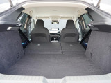大型のスーツケースや、一般的なベビーカーが積み込める実用的な広さを備えたラゲッジルームです。後部座席を倒せばたくさんの荷物を積めるフラットなラゲッジスペースになります。