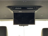 &rdquo;お子様がご機嫌斜めな時は後席モニターの出番!お気に入りのDVDを流せば渋滞や長距離移動もみんな快適♪もちろん、お子様だけでなく大人グループでお出かけの時にも◎後部座席に乗る人も退屈せずに過ごせます!