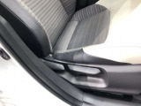 運転席シート座面は上下アジャスター付きです。お好みの位置に調整可能です。