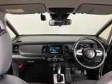 【前方視界】開放的な前方視界!運転がしやすく疲れにくいです♪窓が大きく、見通しがとっても良いおクルマですよ♪