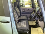 運転席は、大きな座面と包み込むような背もたれがドライバーの身体全体をしっかり支えます。上質なシート素材と座り心地のよいクッションを採用し、長時間の運転やコーナーの多い道も快適です。