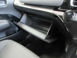室内に小物を入れる収納スペースがあれば車内が片付きますね☆