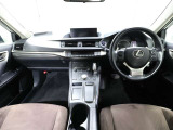 上質で落ち着いた印象のインパネ。視界も広々で運転しやすいです。