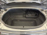 積み下ろしのしやすいデッキにはたっぷりと荷物を積み込んでいただけます。遊びから仕事まで、様々なシーンで頼れます♪