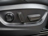 運転席はパワーシートなのでお好みのドライビングポジションに調整可能です♪