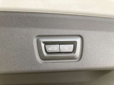 運転中にもオーディオの音量やFMの切り替えなどステアリングでの操作で切り替え可能なため、ステアリングから手を放す必要がない為、運転中でも操作が簡単でございます。