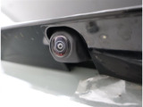 バックカメラが付いているので後方確認が非常にしやすいです。今や運転初心者も熟練者も必須装備!ついていて損はないですね♪