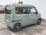 コンビネーションランプを高い位置に配置、後続車に見やすいデザインで安全にも配慮。