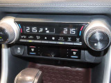 左右独立温度コントロールフルオートエアコンです。運転席、助手席それぞれで独立して温度設定ができます。冷え性の方が乗っても安心ですね♪