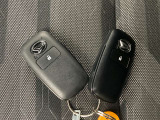 今のクルマには当然のように付いていますが、やっぱりあると便利なスマートキー。ボタン一つでクルマの鍵の開閉が可能です。
