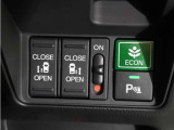 【パワースライドドア】車外・車内のドアハンドルからはもちろん、運転席スイッチやリモコンキーからも開閉操作が可能。挟み込み防止機能もあり、お子さまの乗り降りも安心。