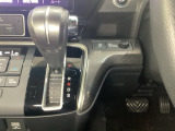 CVT車のセレクトレバーです。低速から高速まで、変速ショックのないスムーズな走りを実現するとともに、エンジン効率のよい領域を維持することで燃費にも貢献します。