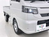 明るいライトが夜道を明るく照らしてくれます。 運転する上で、道路状況をいかに早く認識できるか重要なポイントです。 白色光が暗い道も明るく照らしてくれますよ。