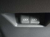 後席乗員が手軽に使用できる充電用USB端子となります。ドライブ中もバッテリー残量を気にせずお過ごしいただけます。